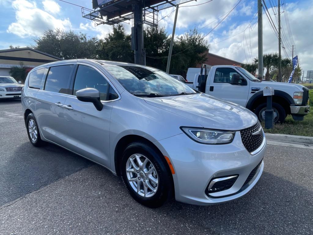 2023 Chrysler Pacifica Touring's photo